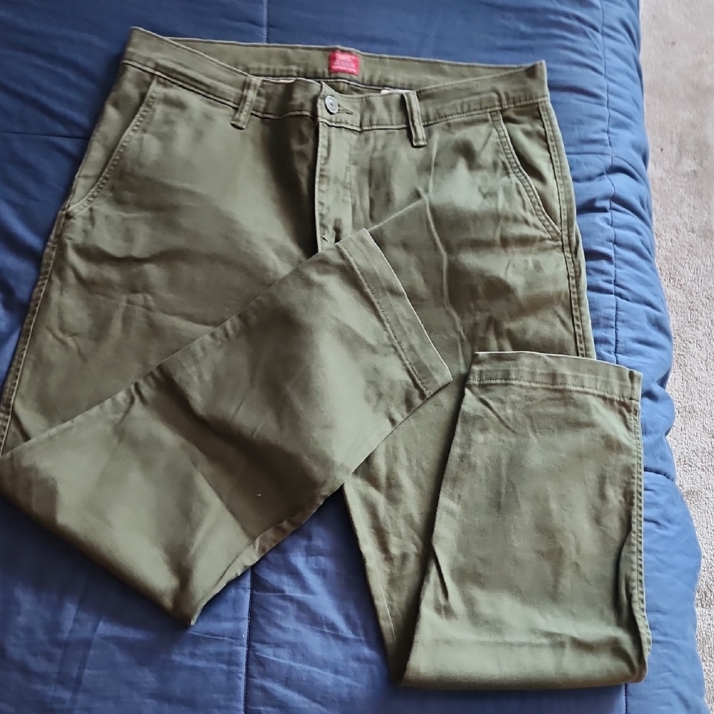 Levi's Green Chinos Versatile Cotton Twill